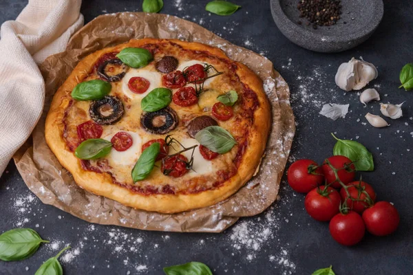 Una Vista Superior Pizza Vegetariana Entera Con Champiñones Albahaca Tomates — Foto de Stock