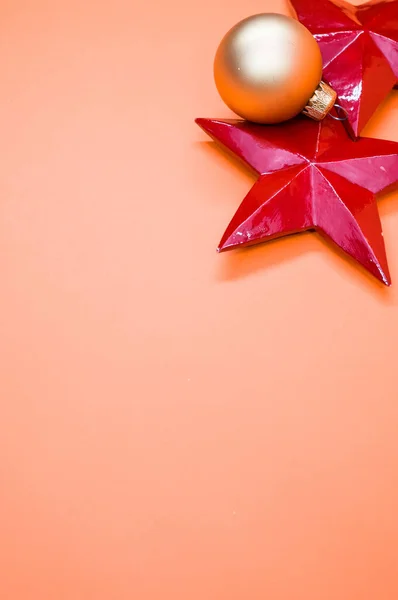 Вертикальный Снимок Рождественских Украшений Оранжевой Поверхности — стоковое фото