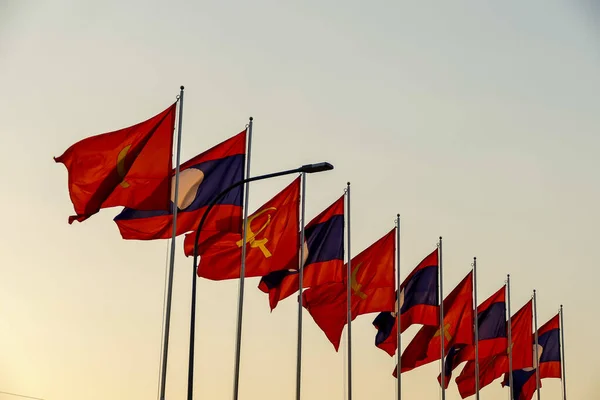 Una Fila Banderas Laos Partido Comunista Ondeando Cielo —  Fotos de Stock