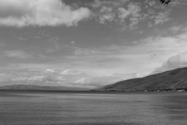 Una Toma Escala Grises Del Pintoresco Lago Sevan Armenia —  Fotos de Stock