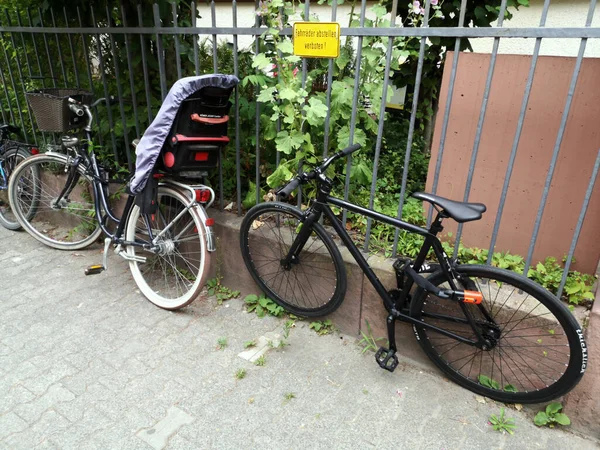 Mise Point Sélective Deux Vélos Appuyés Sur Une Clôture Métallique — Photo