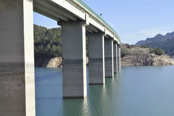 Luftaufnahme Einer Großen Steinbrücke Über Einen Großen Fluss — Stockfoto