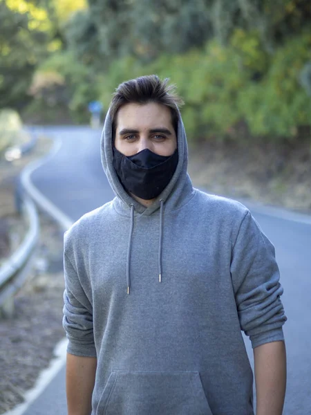 Een Jonge Europese Man Loopt Een Weg Met Een Masker — Stockfoto