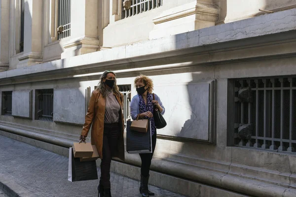 Tiro Foco Raso Duas Mulheres Alegres Adultas Com Sacos Compras — Fotografia de Stock