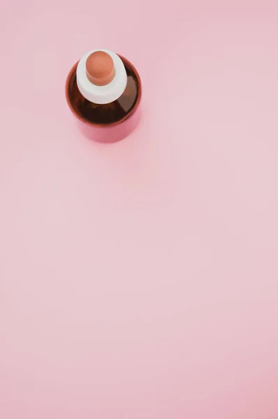 Uma Garrafa Conta Gotas Fundo Rosa Claro — Fotografia de Stock
