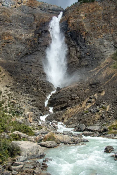 Uma Foto Vertical Das Cataratas Takakkaw Parque Nacional Yoho Localizado — Fotografia de Stock