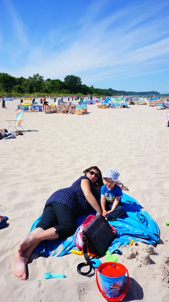 Sarbinowo Polonia Junio 2020 Mujer Niño Sentados Una Manta — Foto de Stock