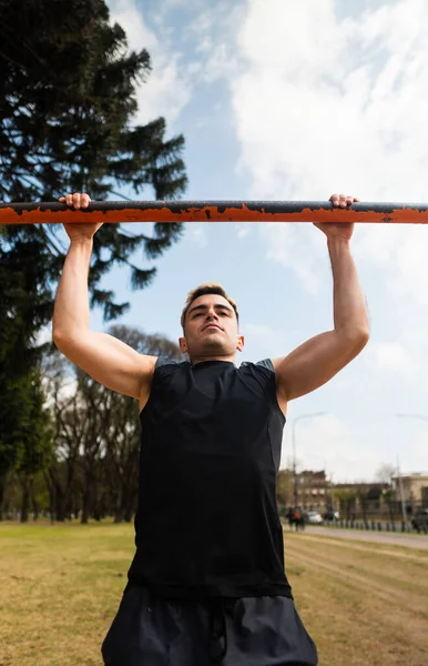 Tiro Vertical Homem Caucasiano Fazendo Flexões Parque — Fotografia de Stock