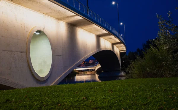 Красивый Снимок Моста Низким Углом Ночью — стоковое фото
