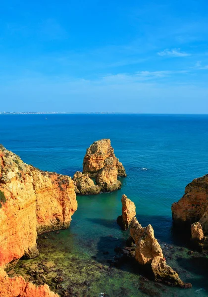 Ένα Κάθετο Πλάνο Του Ponta Piedade Που Περιβάλλεται Από Θάλασσα — Φωτογραφία Αρχείου