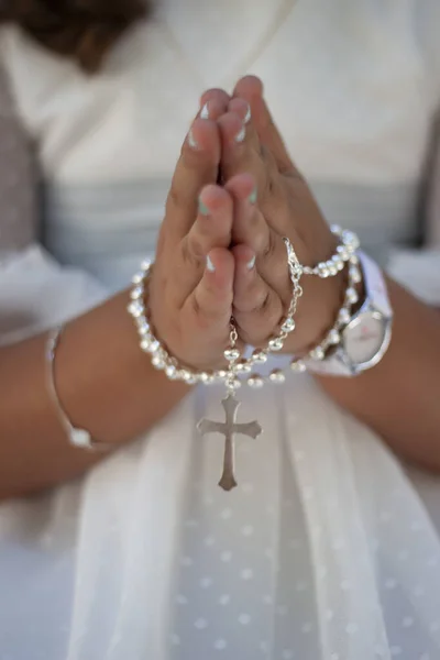 用十字架上的祈祷珠子向上帝祈祷的女性的竖向照片 — 图库照片