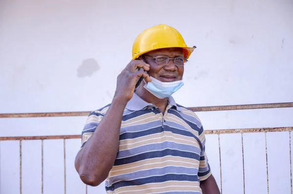 Літній Африканський Чоловік Шоломі Безпеки Розмовляє Телефоном — стокове фото