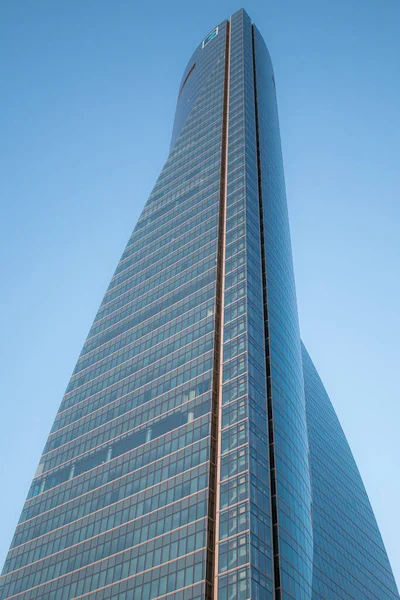 高耸的现代玻璃建筑的一个垂直的低角度的镜头 — 图库照片