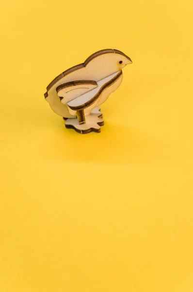 Tiro Close Uma Figura Pássaro Madeira Fundo Amarelo — Fotografia de Stock