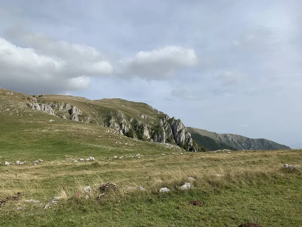 Eine Landschaft Aus Felsigen Bergen Mit Viel Grün Unter Einem — Stockfoto