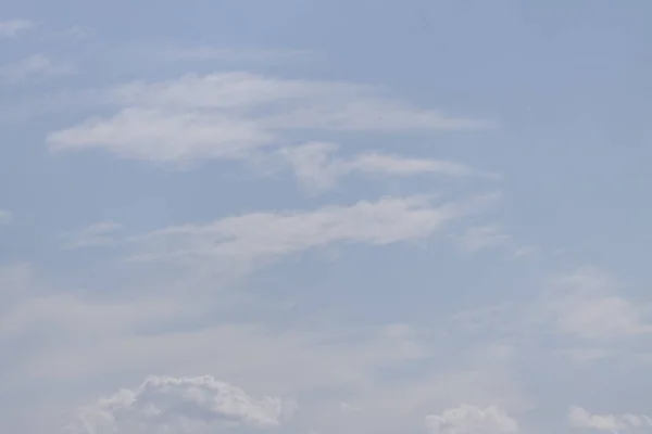 Een Lage Hoek Opname Van Een Bewolkte Lucht — Stockfoto