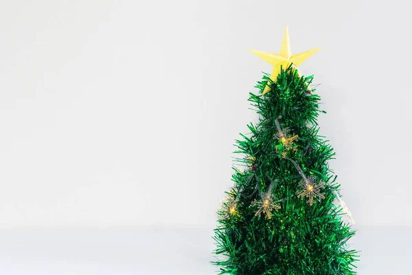 Pequeño Árbol Navidad Decorado Con Luces Forma Copo Nieve Sobre — Foto de Stock