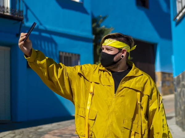 Giovane Maschio Caucasico Con Cappotto Giallo Una Maschera Medica Scattare — Foto Stock