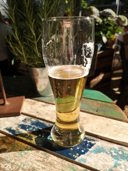 Tiro Vertical Copo Cerveja Uma Mesa Madeira — Fotografia de Stock