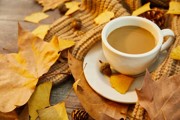 Nahaufnahme Einer Tasse Kaffee Und Herbstblättern Auf Hölzernem Hintergrund — Stockfoto