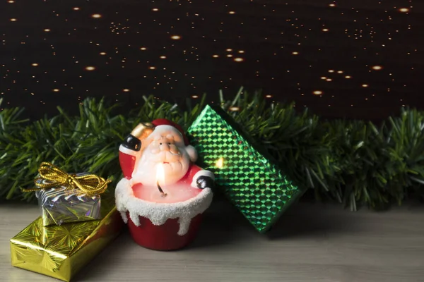 Presentes Coloridos Temporada Natal Diferentes Maneiras Acompanhadas Por Uma Árvore — Fotografia de Stock