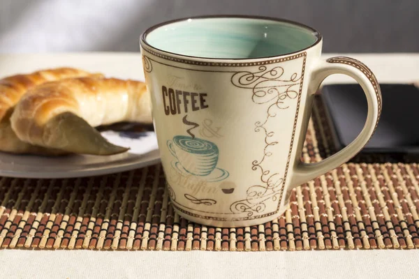Крупный План Чашки Кофе Свежими Круассанами — стоковое фото
