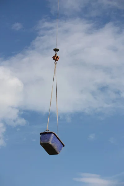 Низкоугольный Снимок Крана Поднимающего Огромную Коробку Облачным Небом — стоковое фото