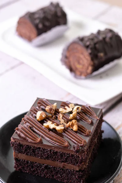 Gâteaux Chocolat Sur Plaque Céramique Blanche Avec Garniture Noix — Photo