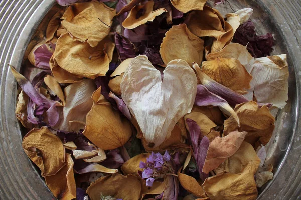 Primo Piano Petali Colorati Asciutti Vassoio Metallo — Foto Stock