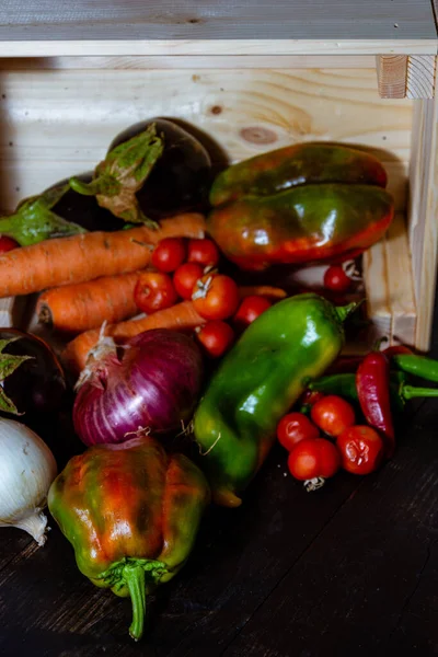 Primer Plano Varias Verduras Frescas Una Superficie Madera Con Una — Foto de Stock