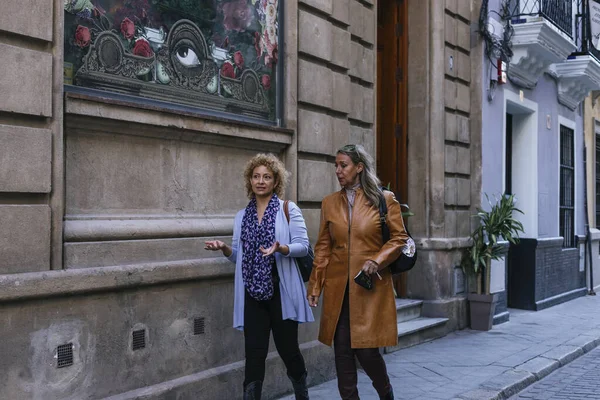 Tiro Foco Raso Duas Mulheres Adultas Alegres Andando Longo Rua — Fotografia de Stock