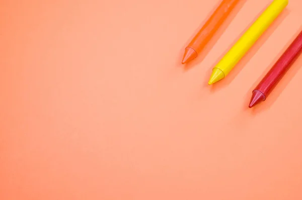 Eine Hochwinkelaufnahme Bunter Buntstifte Auf Roter Oberfläche — Stockfoto