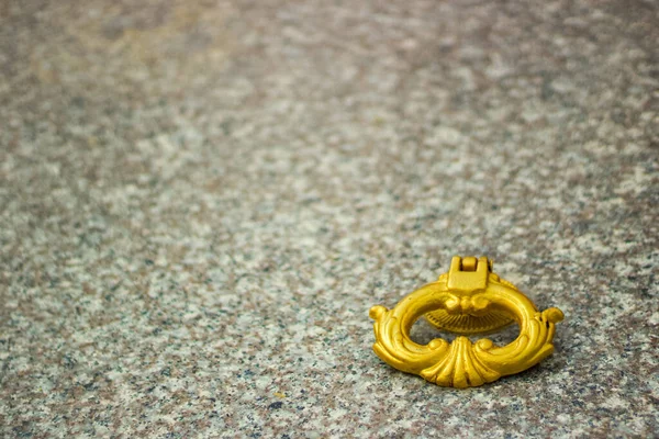 Taş Mermer Üzerinde Taş Bir Mezarın Altın Sapının Yakın Çekimi — Stok fotoğraf