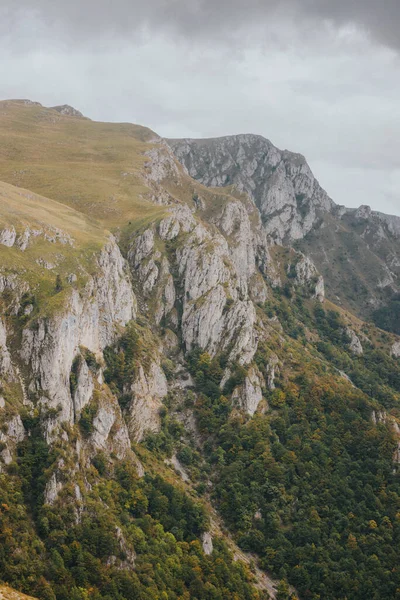 Colpo Alto Angolo Montagne Rocciose Vlasic Bosnia Una Giornata Cupa — Foto Stock