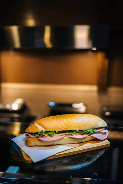 Вертикальний Крупний План Смачно Виглядає Бутерброд — стокове фото