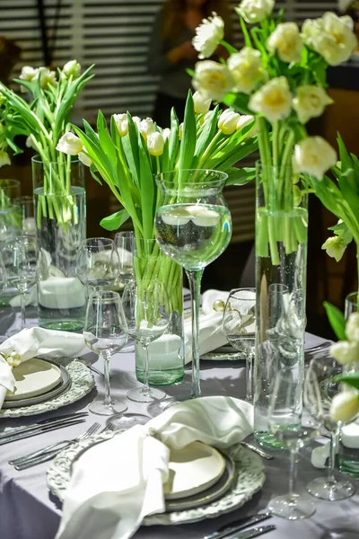 꽃병에 꽃으로 레스토랑의 아름다운 — 스톡 사진