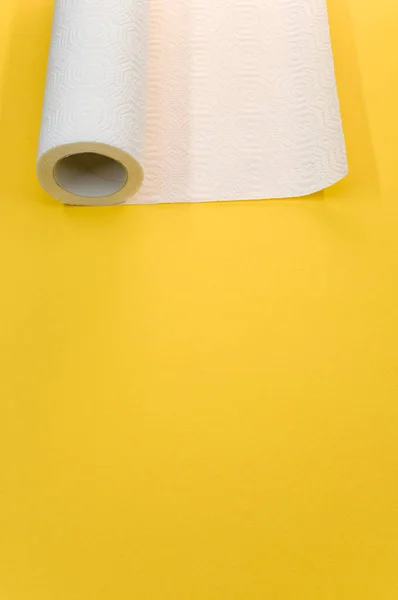 一张白色纸巾的特写照片 贴在黄色的表面 有一个复制空间 — 图库照片