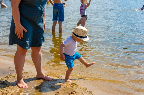 Poznan Polen Jun 2019 Vrouw Kleine Peuter Staan Water Zand — Stockfoto