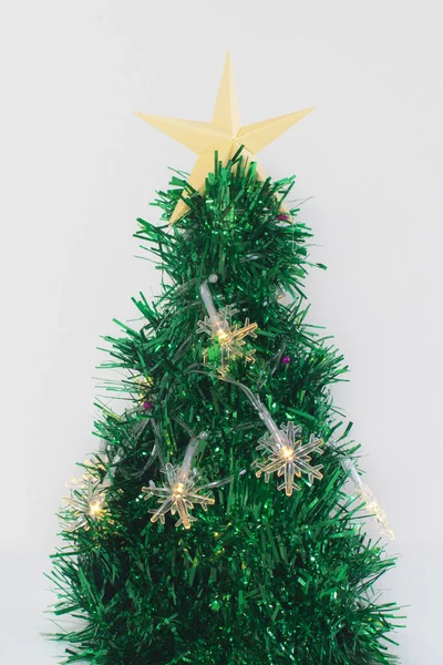 Pequeño Árbol Navidad Decorado Con Luces Forma Copo Nieve Sobre — Foto de Stock