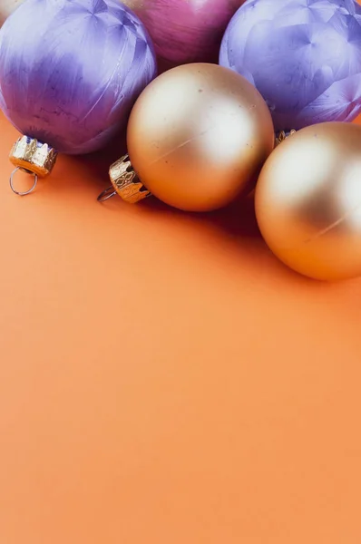 Вертикальный Снимок Красочных Рождественских Орнаментов Оранжевой Поверхности — стоковое фото