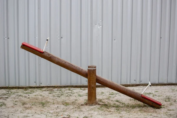 Uma Garra Madeira Playground Durante Dia — Fotografia de Stock