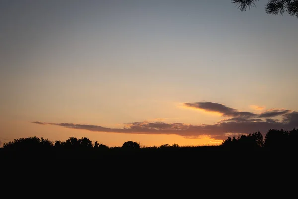 Una Silueta Paisaje Montañoso Fondo Naranja Del Cielo —  Fotos de Stock