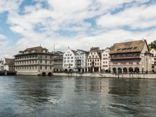 Zurich Svizzera Giu 2015 Vecchi Edifici Sul Lungomare Del Fiume — Foto Stock