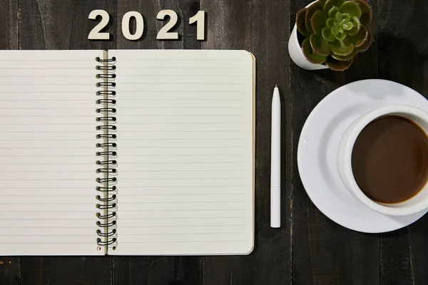 Los Objetivos Anuales Para 2021 Copybook Pluma Taza Café Planta — Foto de Stock