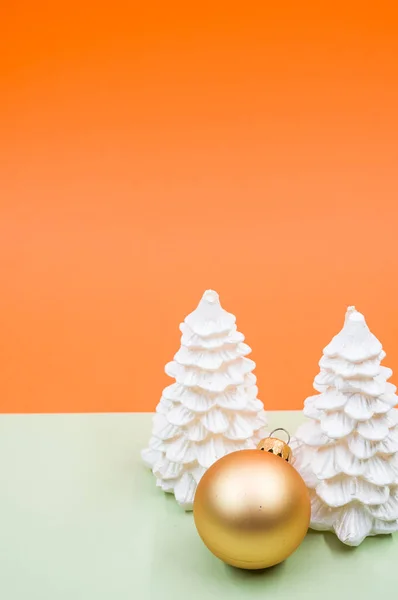 Colpo Verticale Ornamenti Natale Una Superficie Arancione — Foto Stock