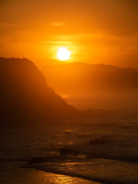 Eine Vertikale Aufnahme Eines Wunderschönen Sonnenuntergangs Der Küste Von Zumaia — Stockfoto