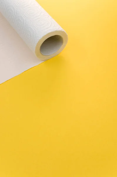 Egy Konyhai Papír Tekercs Sárga Alapon — Stock Fotó