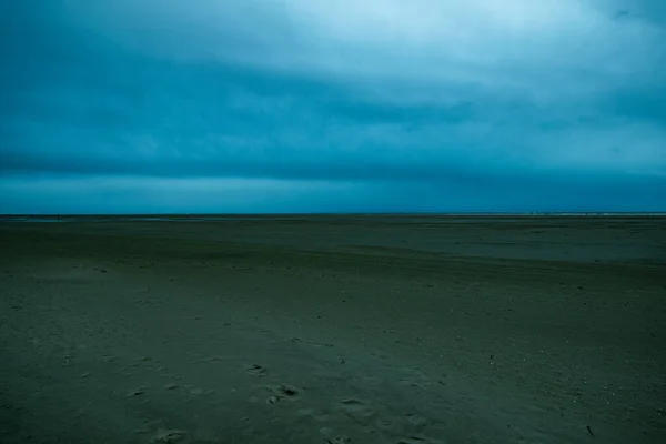 Uma Bela Foto Uma Praia Areia Fundo Céu Nublado Borkum — Fotografia de Stock