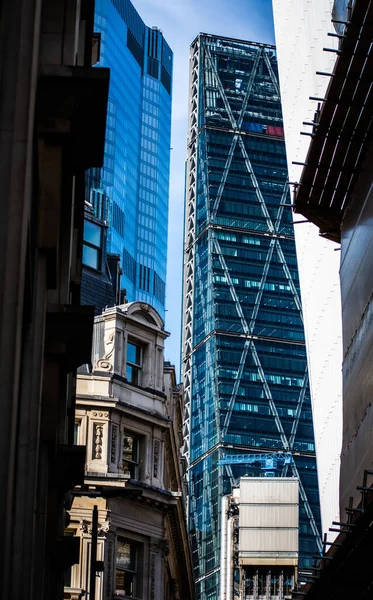 Ett Vertikalt Foto Den Moderna Stadsarkitekturen — Stockfoto