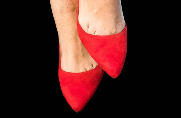 Eine Nahaufnahme Weiblicher Füße Leuchtend Roten High Heels Auf Schwarzem — Stockfoto